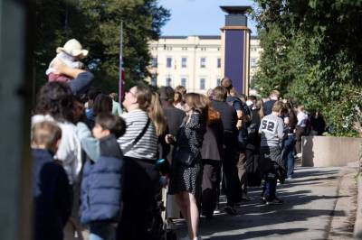 Siste mulighet for å se kong Haralds båre i dag