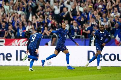 Olise-magi og utvisning i Zidanes hjemmedebut – uavgjort mot Italia