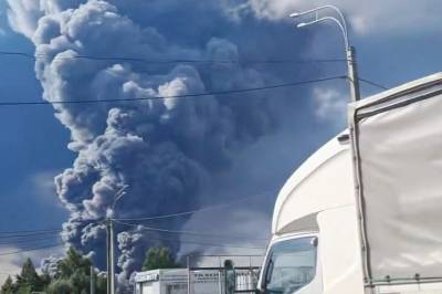 Flere drept i russiske og ukrainske angrep: Nok et russisk netthandel-lager i flammer