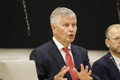 - Under konstant press fra Stoltenberg