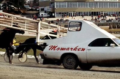 Hvor ligger Momarken travbane?