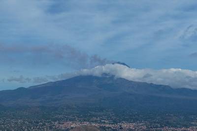 Vulkansk aktivitet fra Etna. Flyplass på Sicilia stengt.