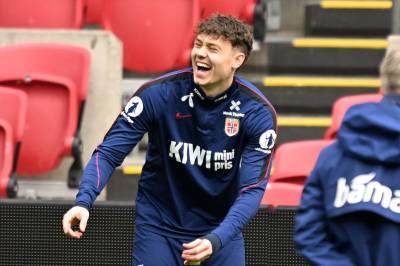 Se nå: Ståle Solbakken og Jørgen Strand Larsen møter pressen