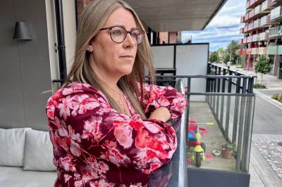 Lærer Carley (40) gikk ut mot privatskolen - inngår forlik og slutter