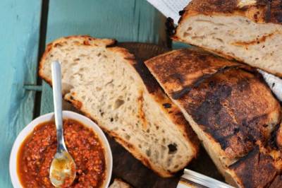 Surdeigsbrød med tomatpesto