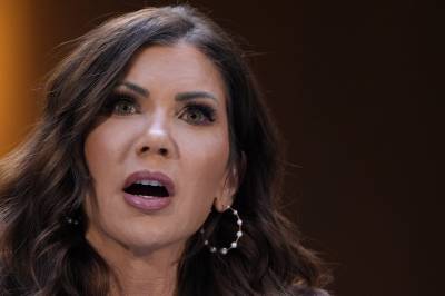 Kristi Noem er sparket som sikkerhetssjef