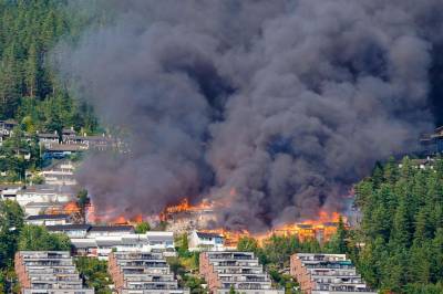 Brigadesjef: Brannfolk holdt på å bli omringet av flammene