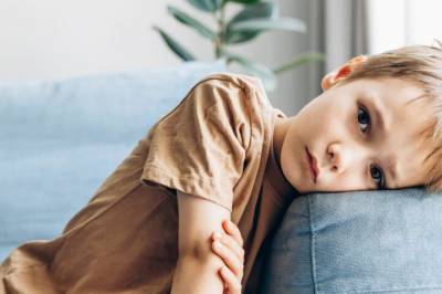 Kan seksåringen være alene hjemme mens vi drar på butikken?