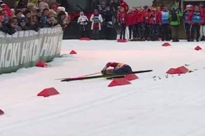 Dramatisk fall for Klæbo - ble liggende i smerter i Drammen: – Ikke gode scener i Drammen