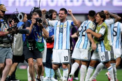 Messi i tårer etter ellevilt drama – Argentina videre