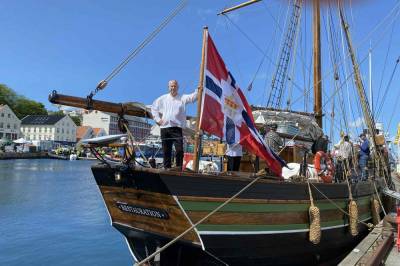 Seiler over dammen i 200 år gammelt skip