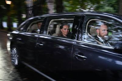 Flere biler har kjørt fra Slottet – kronprinsessen vinket