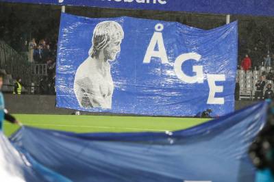 Åge Hareide hedret med historisk utmerkelse – sønnen mottok NFFs gullmerke