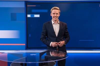 Utålmodige politikere i protesttog. Se mer i TV-sendinga