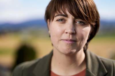 - Han rigger kamera, tar av papiret på linsa og ber meg snu meg