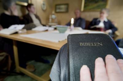 Da svenskene skulle oversette Det nye testamentet, pekte en professor på svakheter i den norske Bibelen
