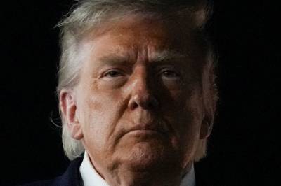 Trump sier Iran skjøt ned Apache-helikopter og at USA må svare