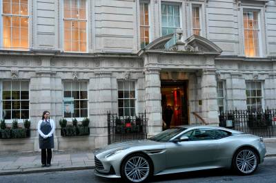 Aston Martin kutter hver femte ansatt