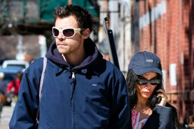 Dukket opp sammen - hånd i hånd