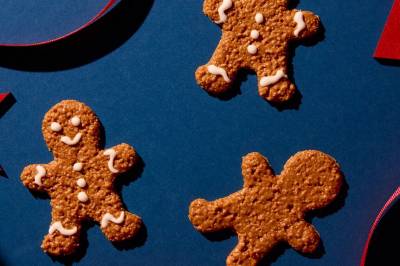 – Kjør pepperkakene i prosessor, bland med smeltet sjokolade