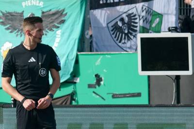 Absurd VAR-protest i Tyskland: Dro ut ledningen til VAR-skjerm