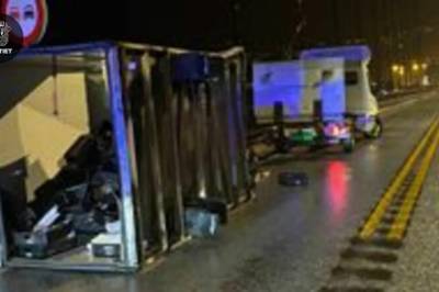 Skap blåste av varebil – bro delvis stengt