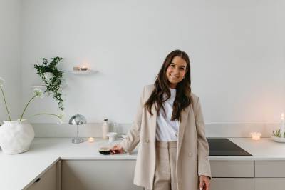 Lunt og naturlig hjem: – Jeg vil heller bryte opp med fargede puter, blomster og vaser, enn å ha «skrikete» farger på veggen