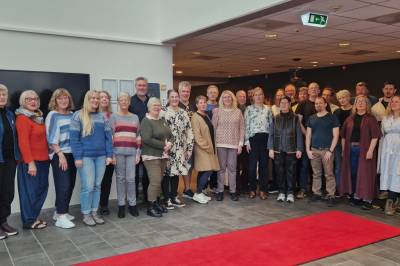 To kor og dansere lager konsert