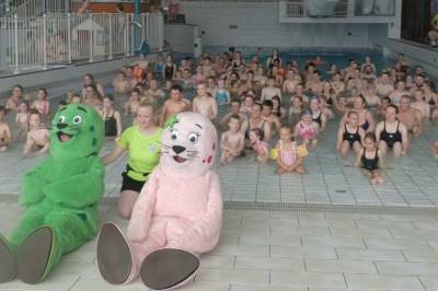 SE: Hele bassenget ror!