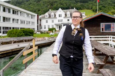 Hotellrommene var booket et år i forveien – så strømmet plutselig epostene inn