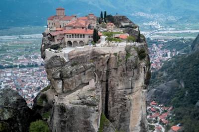 Hvor ligger de berømte Meteora-klostrene?