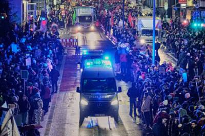 Massiv demonstrasjon