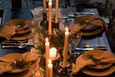 Slik kan du pynte julebordet med bruktfunn