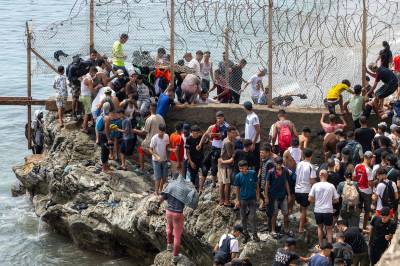 Har bygget sjøbarriere etter migrantkaoset