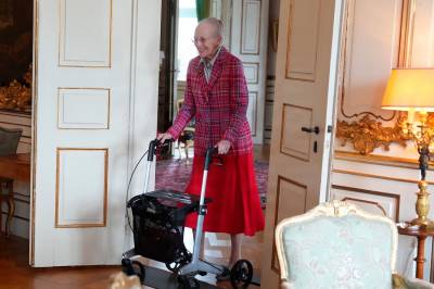 Dronning Margrethe tilbake på jobb – med rullator