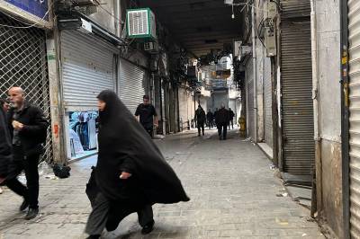 Tåregass mot demonstranter i Teherans største basar