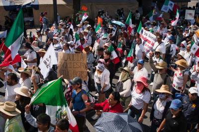 Tusenvis demonstrerer i Mexico under VM-åpningen: lærere og pårørende til savnede i narkotikakrigen