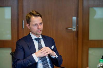 Nisjebank rømmer landet med sjefen på slep