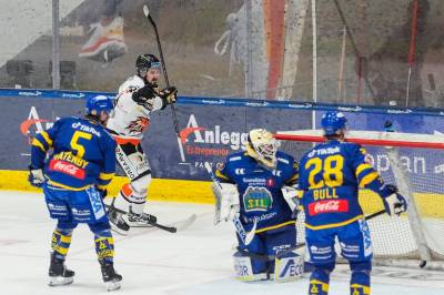 Frisk-spiller sendt til sykehus etter hodesmell i NM-finalen