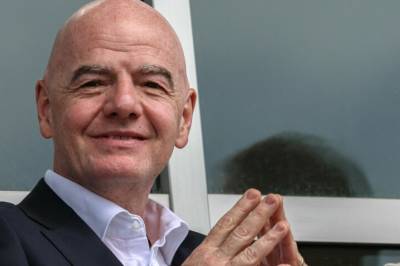 Ut mot påstand om pave-behandling