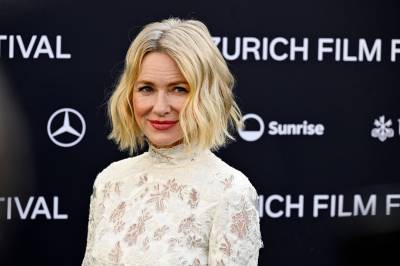 Naomi Watts (58) om overgangsalderen: – Satt og gråt på badet
