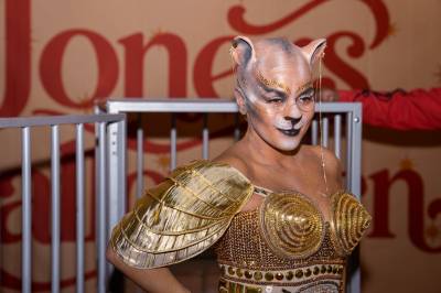 Ankom Halloween-festen i bur: – Brukt seks timer