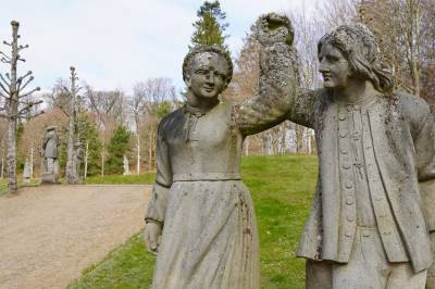 Danskekongens statuer stilles ut på Kode