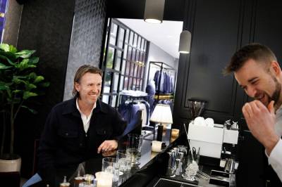 Vekstvinner Follestad har åpnet cocktailbar: – Klær er ikke så kapitalkrevende som båt og bil