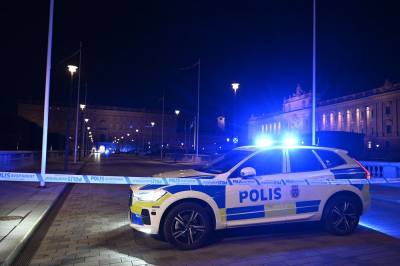 Mann alvorlig skadet etter å ha blitt skutt av svensk politi utenfor slottet i Stockholm