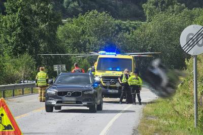 Bil kjørte i fjellvegg i Rauma – E136 stengt
