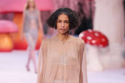 Alderdom er siste skrik i moteverdenen: – Å eldres skal ikke være rart, sier Vendela Kirsebom