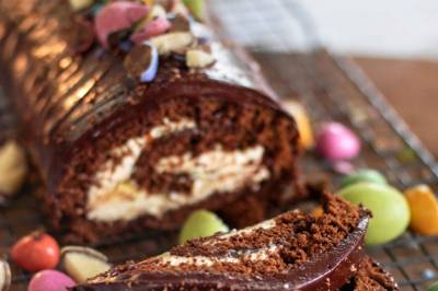 Sjokoladerullekake – påskepyntet