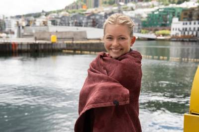 Berre 15 grader i vatnet i Bergen: Sunniva frå Oslo er ikkje nøgd med sommarvêret på Vestlandet