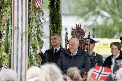 Kongen alene på fylkestur: – Dere får ta til takke med bare meg denne gangen